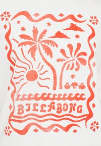 Λευκό μπλουζάκι με κόκκινο γραφικό σχέδιο, που περιλαμβάνει φοίνικες, ήλιο, κύματα και κοχύλια, με στυλιζαρισμένο κείμενο που γράφει "BILLABONG."
