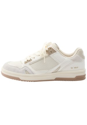 Baskets basses blanches avec panneau latéral perforé, bout en suédine, accents beiges, fermeture à lacets, et "92 MVP" imprimé près du talon.
