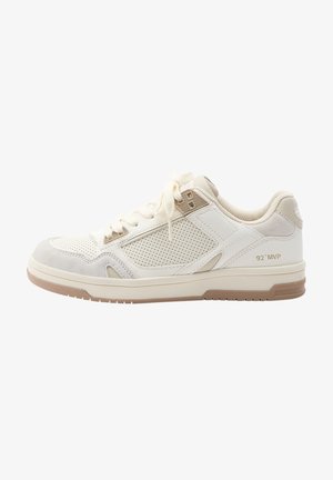 Baskets basses blanches avec panneau latéral perforé, bout en suédine, accents beiges, fermeture à lacets, et "92 MVP" imprimé près du talon.