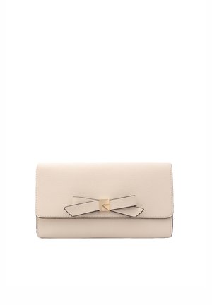 Cartera de cuero beige texturizado con solapa, presenta un lazo decorativo y un cierre cuadrado en tono dorado en el centro frontal.