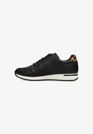 Baskets noires avec une tige en cuir lisse, fermeture à lacets, semelle blanche et un accent en imprimé léopard au niveau du talon. Détails de surface texturée.