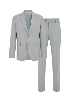Traje de hombre gris claro con blazer de un solo botón y solapas con muesca, combinado con pantalones de pierna recta a juego y cierre de botón.