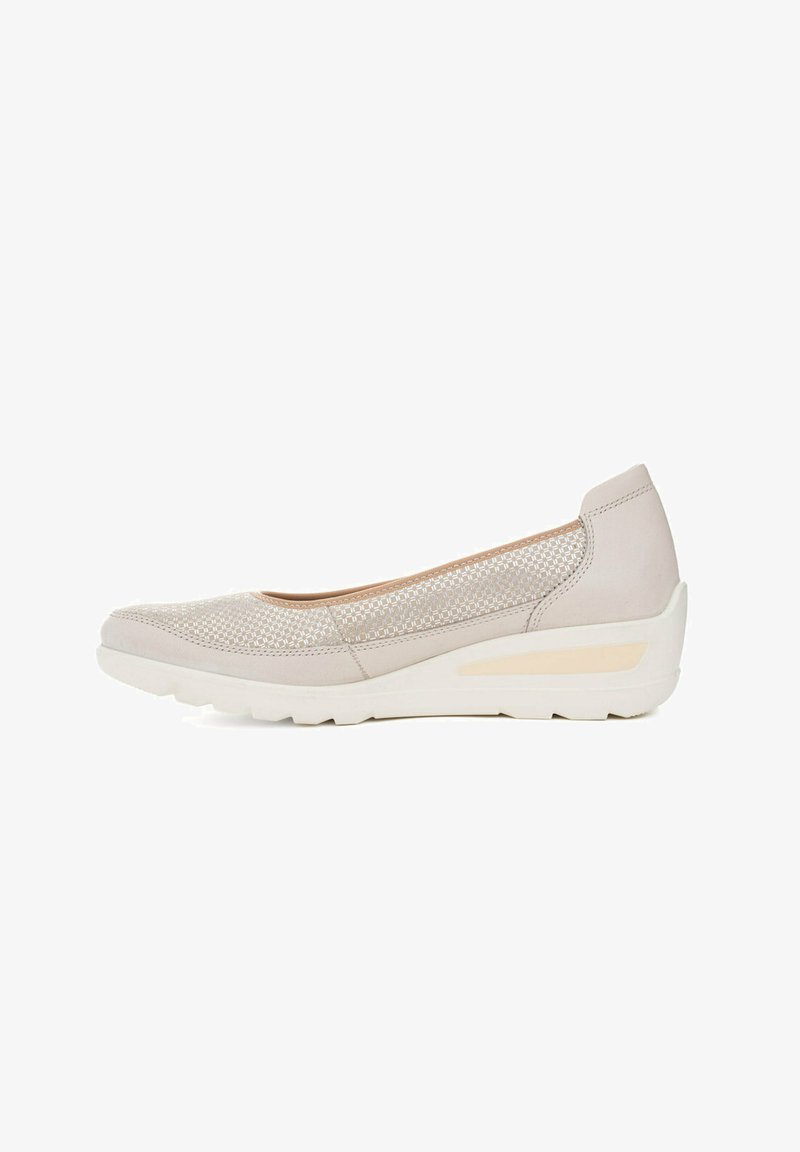 Zapato slip-on beige con parte superior de malla texturizada, suela acolchada, punta redondeada y un ligero tacón en cuña. Detalles en material suave.