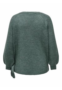 Žalias megztas megztinis su laisvu pjaustymu, raglano rankovėmis ir surištomis detalėmis ant manžetų. Yra tekstūruota, minkšta medžiaga.