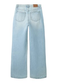 Svijetloplave traperice širokih nogavica, izrađene od trapera, s klasičnim dizajnom s pet džepova i smeđom zakrpom na stražnjoj strani, glatke teksture i ravnih rubova.