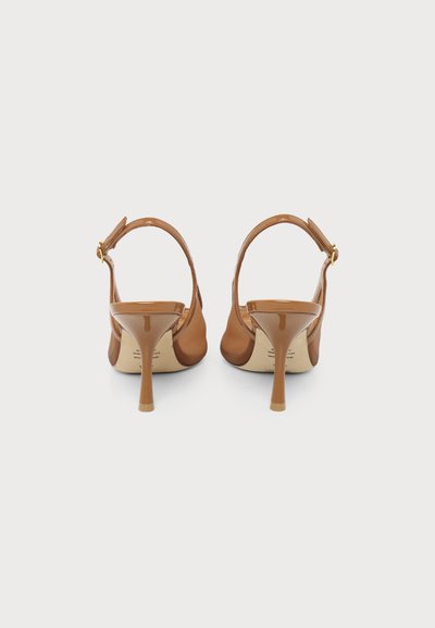 Paire de chaussures marron à talons hauts avec bride arrière et talons pointus, vues de dos sur fond blanc.