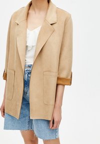 PULL&BEAR Abrigo corto - sand
