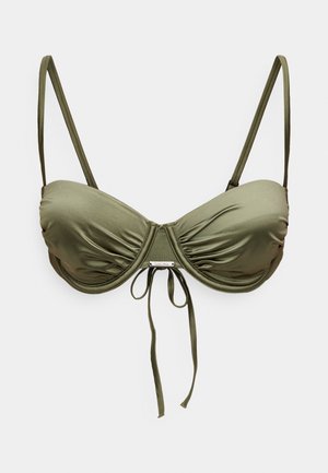 Top de bikini verde măsliniu din țesătură moale și netedă, cu suport cu sârmă, bretele reglabile și detaliu frontal legat cu un accent metalic de logo.
