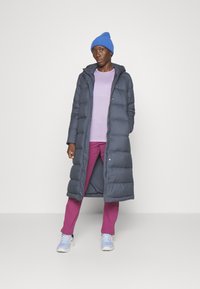 Patagonia SILENT LONG PARKA - Kaput ispunjen paperjem - smolder blue