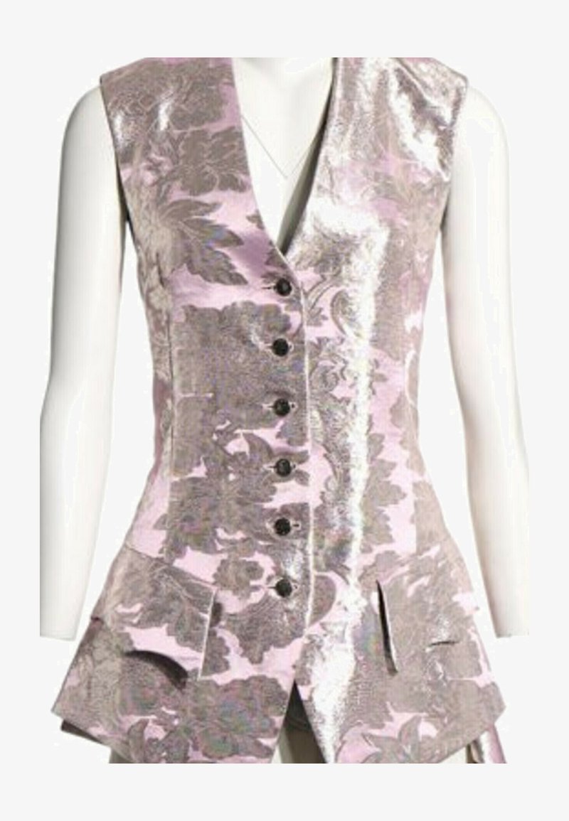 Veste sans manches en brocart rose et argenté à motif floral, boutons sur le devant et ourlet péplum évasé sur un buste de mannequin blanc.