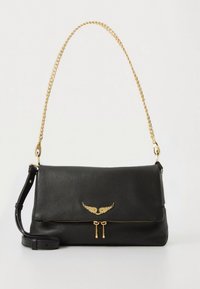 Μαύρη δερμάτινη τσάντα χειρός με υφή, διακοσμητικό σε σχήμα χρυσού φτερού και δύο φερμουάρ. Διαθέτει χρυσή αλυσίδα λουρί και αποσπώμενο λουρί ώμου.