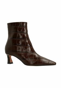 Bottine en cuir marron avec une texture crocodile, bout pointu et un talon bas et incliné. Finition brillante avec des motifs subtils et définis.