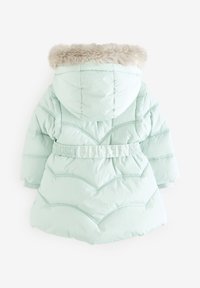 Svijetlozeleni puffer kaput s kapuljačom od krzna, šavovima u obliku chevrona, elastičnim pojasom u struku i dugim rukavima. Mekana, prošivena tekstura.