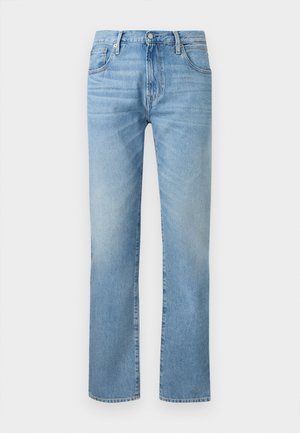 Jean en denim bleu clair à jambes droites, cinq poches et fermeture par bouton à la taille.