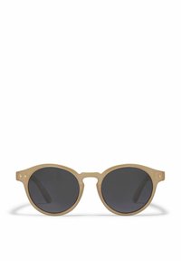 Occhiali da sole rotondi con montatura trasparente beige e lenti grigie scure. Le caratteristiche includono un design minimalista e nessun motivo o accentuazione visibile.