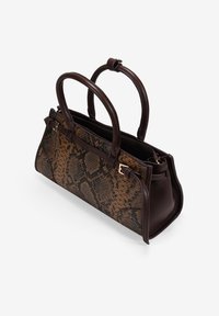 Bolso de cuero marrón con un cuerpo estampado de serpiente, que cuenta con dos asas resistentes y un cierre de cremallera. Acabado con herrajes dorados.