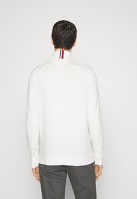 Tommy Hilfiger PIMA ROLL NECK - Strikkegenser - ancient white