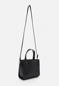 Zwarte faux leren handtas met een gestructureerd krokodillenpatroon, voorzien van twee korte handvatten en een lange verstelbare schouderriem. Gouden hardware accenten.