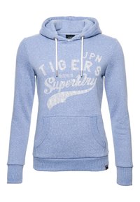 Sudadera azul claro con una tela texturizada, que presenta un bolsillo canguro, capucha con cordón y el logotipo impreso "Superdry" en la parte frontal.