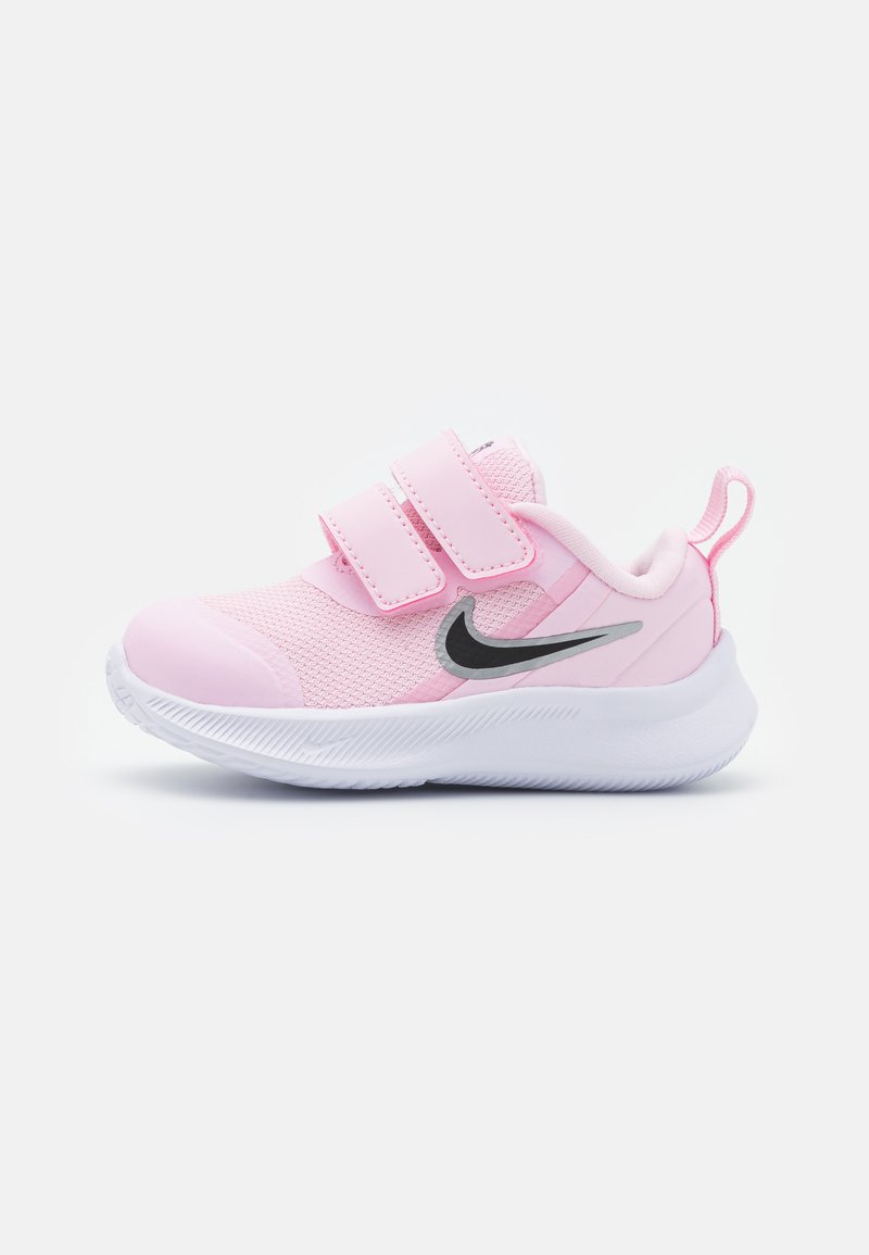 Zapato deportivo rosa con parte superior de malla, correas ajustables con gancho y lazo, suela blanca y logotipo negro de Nike en el lateral.