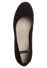 Zwarte suède ballerina met een ronde neus, een gladde binnenvoering en zichtbare stiksels op de zool. Merkkenmerk is binnenin weergegeven.