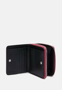 Reißverschlussbörse aus glattem schwarzem Leder mit pinken Akzenten. Verfügt über mehrere Kartenfächer, einen Druckverschluss und ein kompaktes Design.