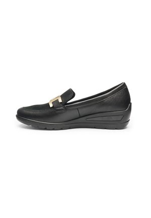 Schwarzer Leder-Slipper mit niedrigem Keilsohle und goldener dekorativer Schnalle an der Oberseite, im Seitenprofil auf weißem Hintergrund dargestellt.