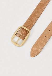 Pruun tekstuuriga vöö kuldse ristkülikukujulise pandlaga, millel on sile viimistlus ja viis reguleerimisavasid rihmal.