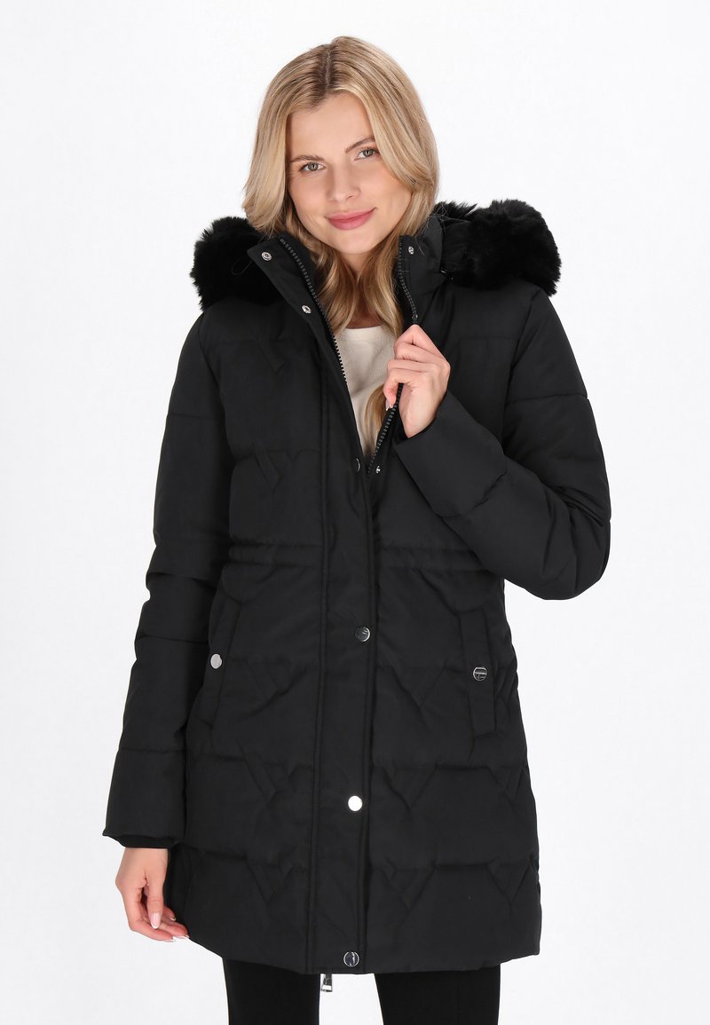 Cappotto piumino nero con cappuccio foderato in pelliccia sintetica, dotato di zip davanti, bottoni a scatto e un motivo trapuntato. Adatto per il clima freddo.