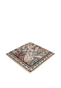 Mehrfarbiger Teppich mit komplexen Paisley- und Blumendesigns auf schwarzem Hintergrund, eingerahmt von einem dekorativen Blumensaum.