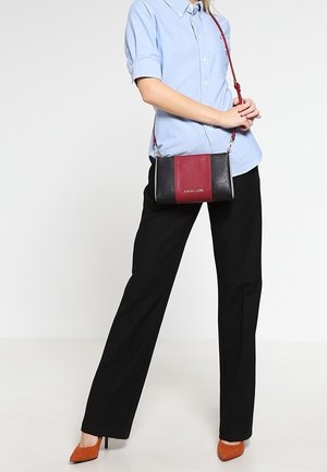Armani Jeans, Sac bandoulière - bordeaux