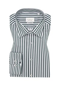 Ein gefaltetes, langärmeliges, modern geschnittenes Hemd mit dunkelgrünen und weißen vertikalen Streifen und weißen Knöpfen.