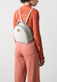 Pinko LOVE CLICK CLASSIC - Nahrbtnik - bianco seta/antique gold