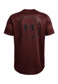 Bordowa koszulka z krótkim rękawem wykonana z gładkiej tkaniny, z dużym czarnym logo na plecach otoczonym okrągłym napisem.