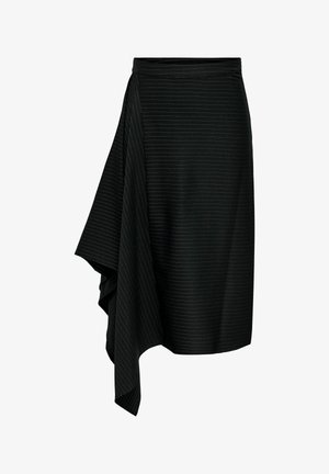 Falda negra con delgadas rayas verticales, diseño asimétrico tipo envolvente y textura suave. Posee un panel drapeado y fluido en un lado.