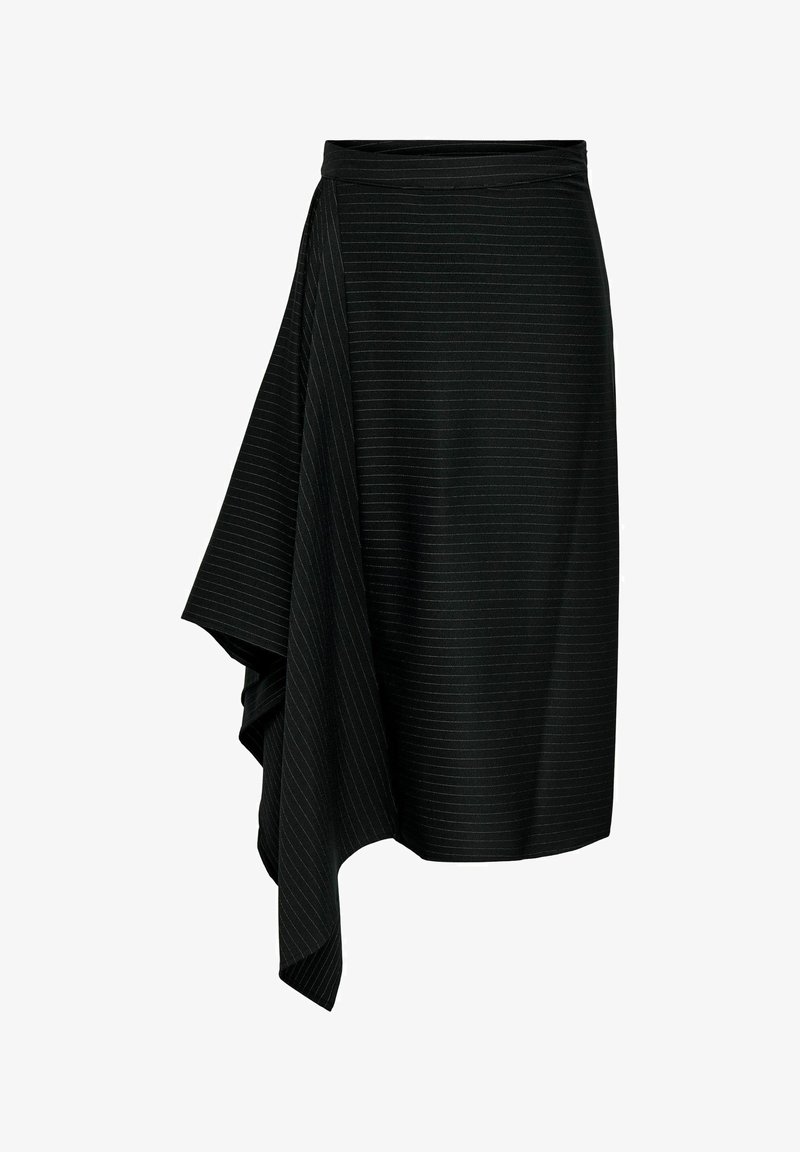 Crna suknja s tankim vertikalnim prugama, asimetričnim preklopnim dizajnom i mekanom teksturom. Ima lepršavi preklopni panel na jednoj strani.
