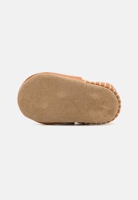 Beige, weiche Wildledersohle mit strukturierter Oberfläche und kontrastierendem gestreiftem Nähen entlang der Kante. Flaches und abgerundetes Zehendesign.