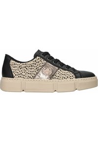 Baskets noires et beiges avec un panneau en imprimé serpent texturé et un design à lacets. Présente une semelle beige épaisse et des accents en cuir noir contrastants.