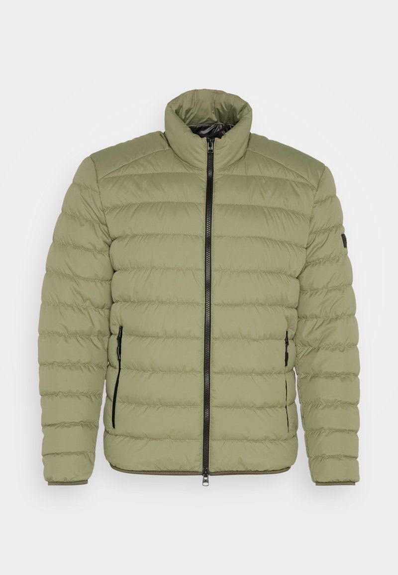 Olivgrüne Steppjacke mit hohem Kragen, horizontalen Nähten, Frontreißverschluss und zwei Seitentaschen mit schwarzen Akzenten. Glatte Textur.
