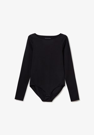 Body nero a maniche lunghe realizzato in tessuto morbido. Presenta un collo a barchetta e una silhouette aderente con chiusura a scatto sul fondo.