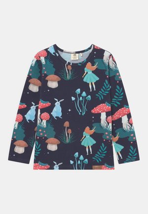 Lange mouwen kindertshirt in marineblauw met prints van rode en bruine paddenstoelen, blauwe konijnen, groene planten en meisjes in turquoise jurken met rood haar.