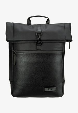 Mochila negra con diseño de parte superior enrollable, hecha de cuero texturizado y tela duradera, con un bolsillo frontal con cremallera y cierre de clip.