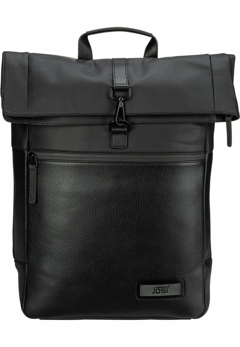 Zwarte rugzak met een oprolontwerp, gemaakt van gestructureerd leer en duurzaam stof, met een voorvak met ritssluiting en een kliksluiting.