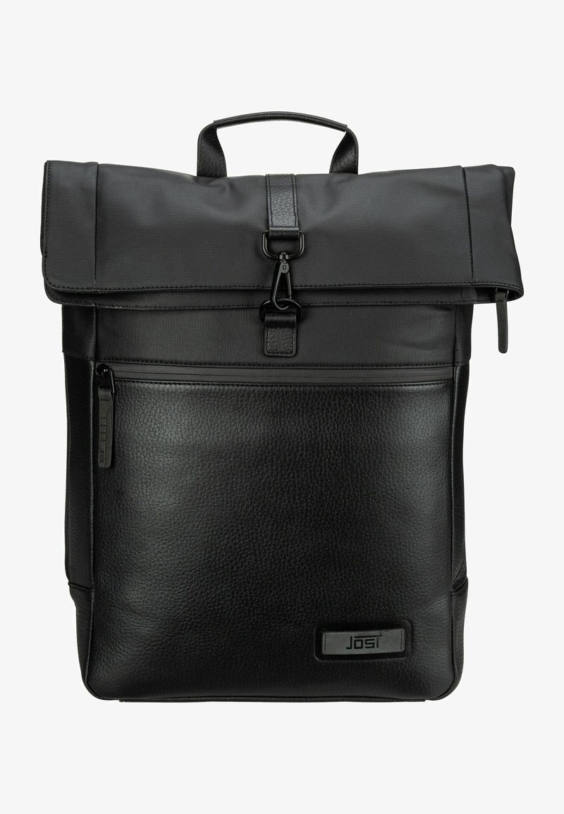 Zwarte rugzak met een oprolontwerp, gemaakt van gestructureerd leer en duurzaam stof, met een voorvak met ritssluiting en een kliksluiting.