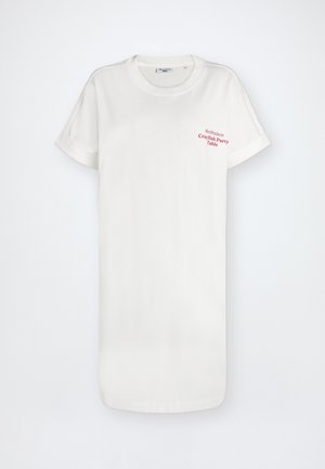 Vestido tipo camiseta blanca de manga corta con puños doblados y texto rojo "MarcoPoloDenim Crayfish Party Table" en el pecho izquierdo.