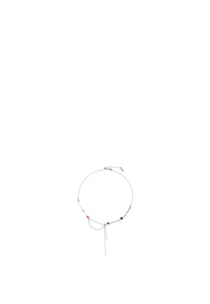 Collar de plata con pequeños colgantes de piedras preciosas coloridas espaciados uniformemente, con una delicada cadena anudada al frente sobre un fondo blanco.
