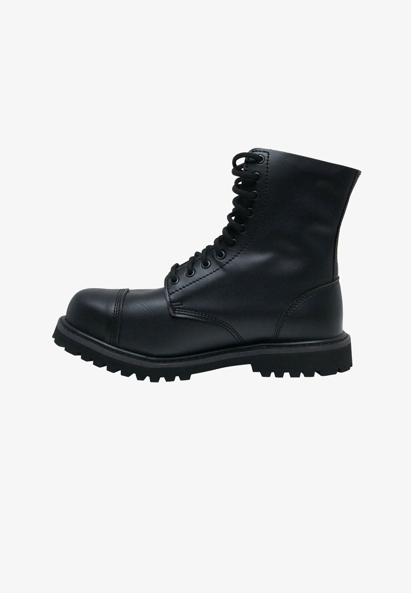Bota de combate de cuero negro con punta redondeada, suela resistente con relieve y diseño de tobillo alto. Presenta múltiples ojales y cordones.