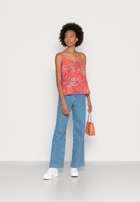 ONLY ONLNOVA PARIS SINGLET  - Top - mineral red bright tropical