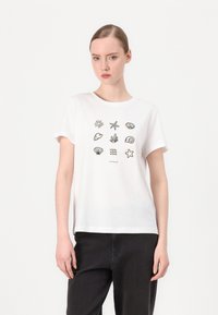 T-shirt bianco in cotone con stampa grafica nera di icone a tema marino come conchiglie, stelle e onde. Maniche corte e vestibilità comoda.