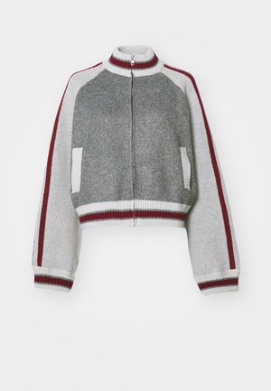 Γκρι κοντό μπουφάν με ψηλό γιακά, πλήρη φερμουάρ, λευκά ραβδωτά μανίκια και στρίφωμα, καθώς και μπορντό ρίγες στους ώμους και τα πλάγια. Υφασμάτινη επιφάνεια.